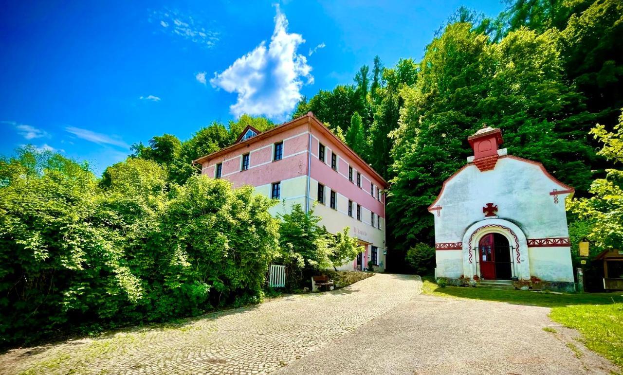 Haraburdi Recyclart Hotel Kostelec nad Orlicí Eksteriør billede