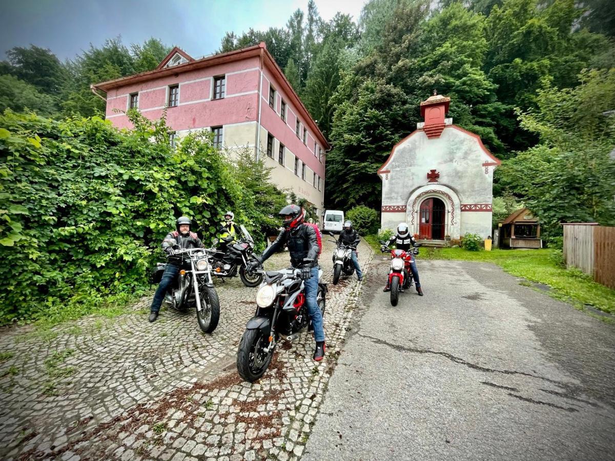 Haraburdi Recyclart Hotel Kostelec nad Orlicí Eksteriør billede