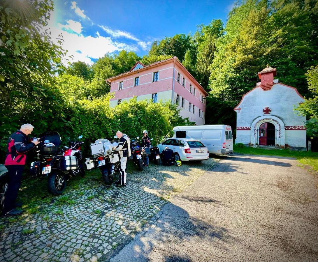 Haraburdi Recyclart Hotel Kostelec nad Orlicí Eksteriør billede