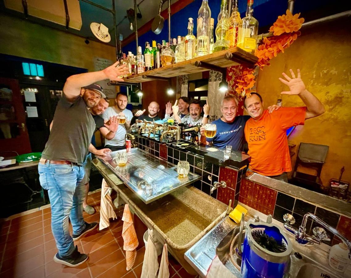 Haraburdi Recyclart Hotel Kostelec nad Orlicí Eksteriør billede