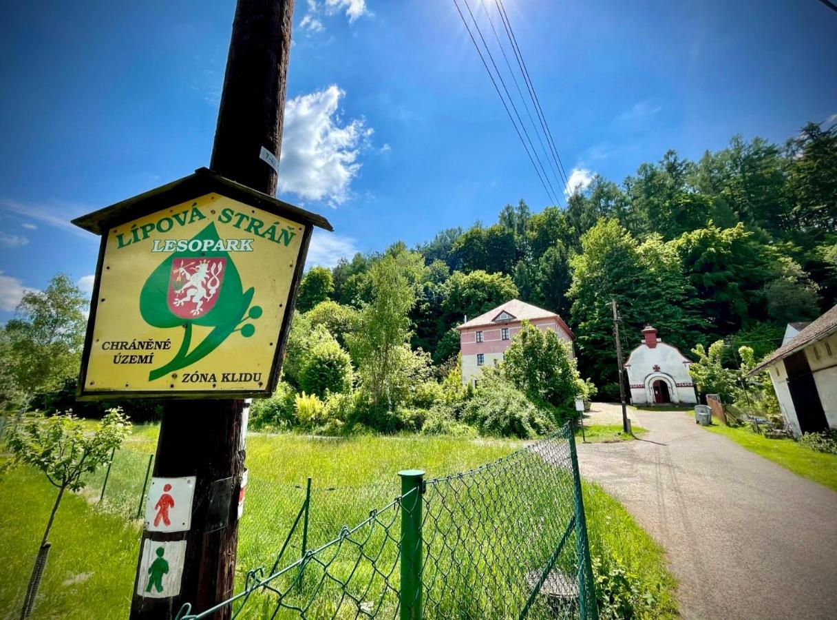 Haraburdi Recyclart Hotel Kostelec nad Orlicí Eksteriør billede